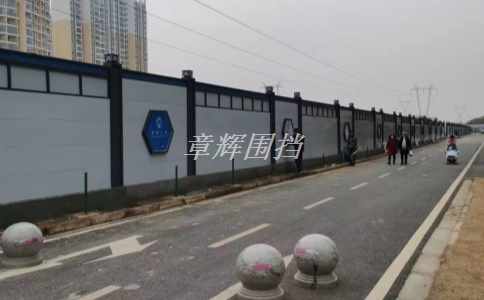 金屬圍擋的安裝是否需要考慮周圍建筑物的高度和風險等級？