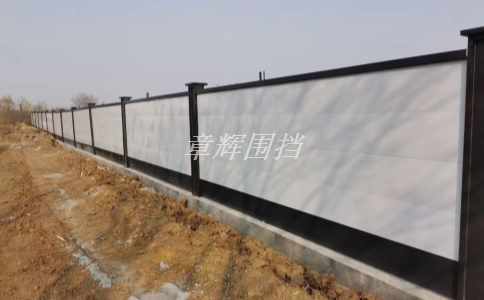 如何進行金屬圍擋卸貨時的安全操作？（金屬圍擋卸貨中的安全控制措施）